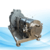 Rotary lobe pump with heating jacket